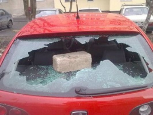 Şi-au găsit maşinile vandalizate în cartierul I.C.Brătianu